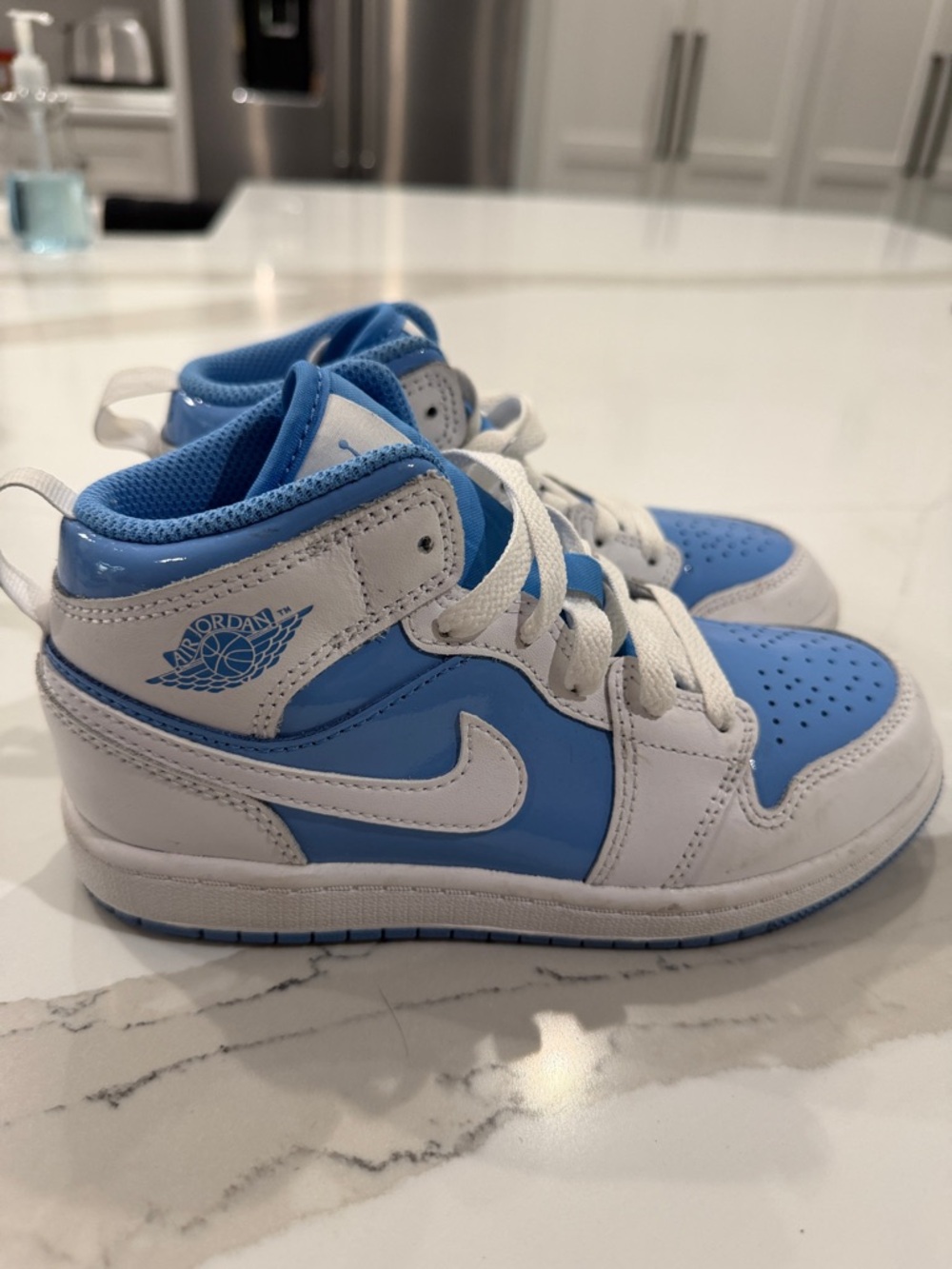 Jordan Kids Mid-Top Sneakers in Light Blue and White North Carolina size 1Y